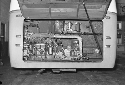 86376 Afbeelding van de Perkins-dieselmotor van een autobus van het G.E.B.R.U. te Utrecht.